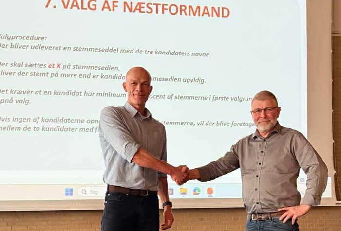 Afdelingsformand for Fødevareforbundet NNF Flemming Hansen (th) lykønsker ny næstformand Thomas Birkenfeldt Hansen med valget 