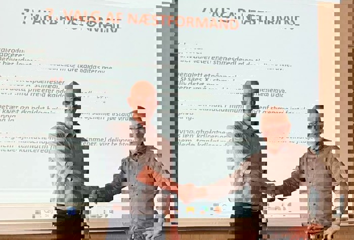 Afdelingsformand for Fødevareforbundet NNF Flemming Hansen (th) lykønsker ny næstformand Thomas Birkenfeldt Hansen med valget 