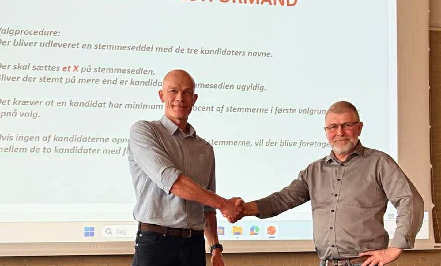Afdelingsformand for Fødevareforbundet NNF Flemming Hansen (th) lykønsker ny næstformand Thomas Birkenfeldt Hansen med valget 