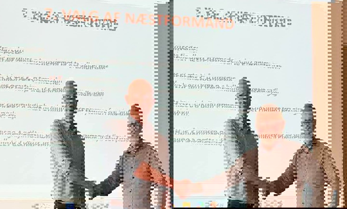 Afdelingsformand for Fødevareforbundet NNF Flemming Hansen (th) lykønsker ny næstformand Thomas Birkenfeldt Hansen med valget 