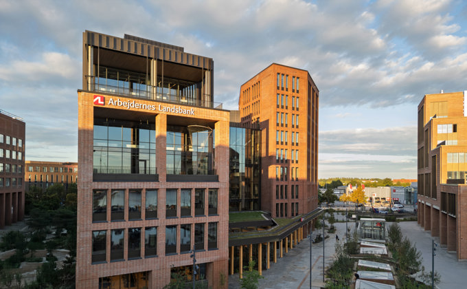 /media/3bclahpn/al-bank-arbejdernes-landsbank-hus.jpg?rxy=0.27493553698230294,0.29019527081996166&width=680&height=420&v=1dc474bc6f163a0