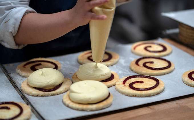 /media/vzspi5le/forside-konditor.jpg?rxy=0.4999660898607572,0.5800314129840335&width=680&height=420&v=1dbfbbdc98d4130